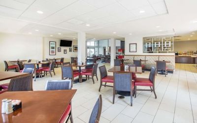 Dining area perfect for coworking at Hawthorn Suites By Wyndham El Paso Airport.