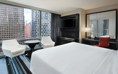 Day use room with natural light at Courtyard By Marriott New York Manhattan/Central Park.