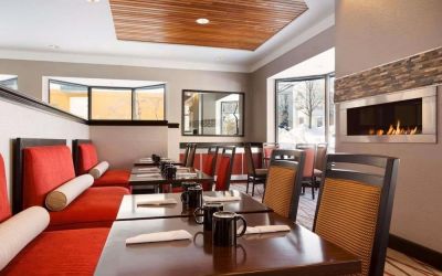 Dining area perfect for coworking at Radisson Akron/Fairlawn.