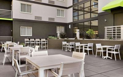 Outdoor seats available at Radisson Akron/Fairlawn.