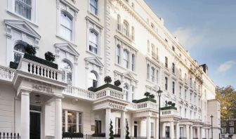 Entrance at Mercure Hotel London Hyde Park.