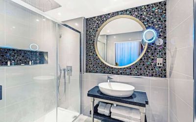 Guest bathroom with shower and free toiletries at Mercure Hotel London Hyde Park.