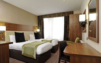 Day use twin room with work desk at Mercure London Bloomsbury.