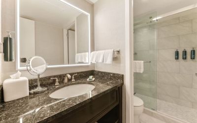 Guest bathroom with shower at Capital Hilton.