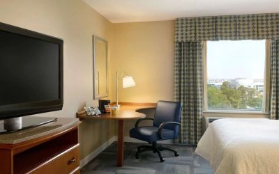 King room with TV at Hampton Inn New York - LaGuardia Airport.