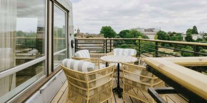 Outdoor terrace at Graduate By Hilton Cambridge.