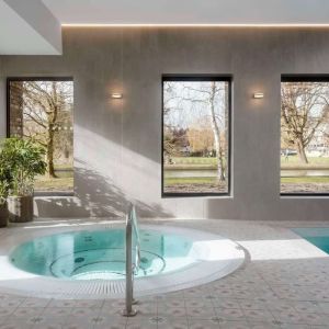 Indoor tub at Graduate By Hilton Cambridge.