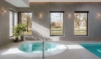 Indoor tub at Graduate By Hilton Cambridge.
