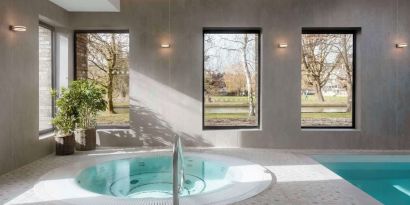 Indoor tub at Graduate By Hilton Cambridge.