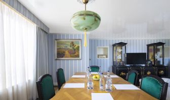 Meeting room at Graduate By Hilton Cambridge.