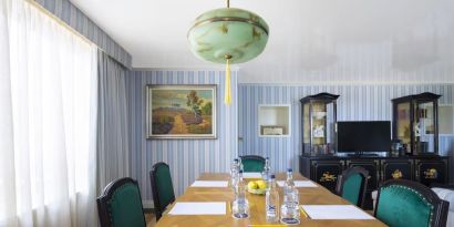 Meeting room at Graduate By Hilton Cambridge.