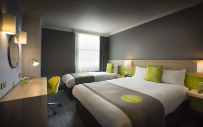 Day use twin room with work desk at Thistle Express London, Luton.