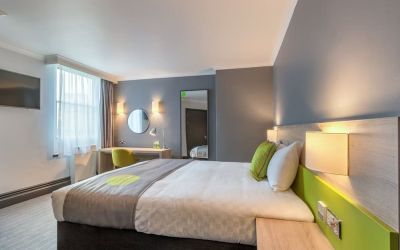 Bright and spacious day use room with work desk at Thistle Express London, Luton.