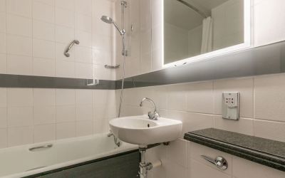 Guest bathroom with combined tub and shower at Thistle Express London, Luton.