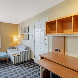 Work desk at MainStay Suites Mt. Laurel - Philadelphia.