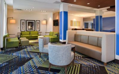 Lobby and coworking lounge at Holiday Inn Express & Suites Ottumwa.