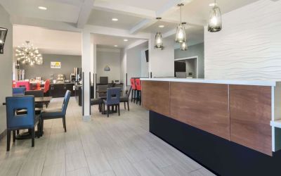 Lobby lounge and workspace, perfect for co-working at Hotel 1550 SFO.