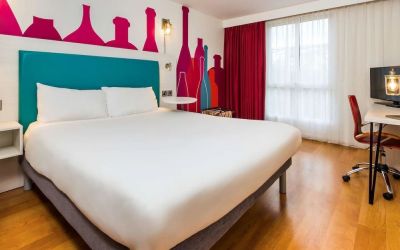 Standard day use room with work desk and private bathroom at Ibis Styles Barnsley.