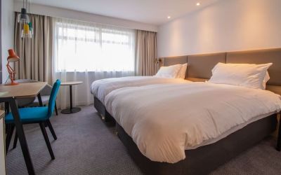 Day use twin room with work desk at Holiday Inn Leicester-Wigston.