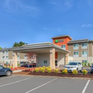 Hotel exterior at Holiday Inn Express Newberg - Wine Country.