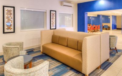 Lobby and coworking lounge at Holiday Inn Express Newberg - Wine Country.