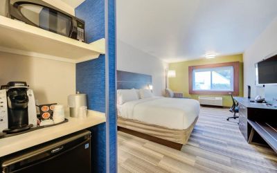 Day use room with work desk and kitchen at Holiday Inn Express Newberg - Wine Country.
