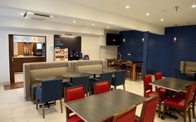 Dining area perfect for coworking at Holiday Inn Express Newberg - Wine Country.