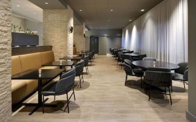 Dining area perfect for coworking at Hyatt Regency Milwaukee.