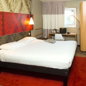 Standard day use room with king bed and work desk at ibis Leicester City.