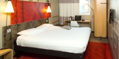 Standard day use room with king bed and work desk at ibis Leicester City.