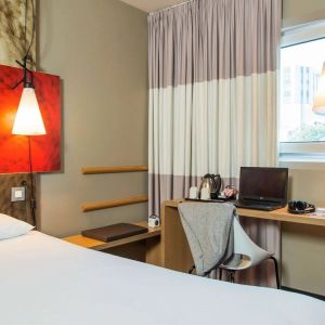Day use room's work desk at ibis Leicester City.