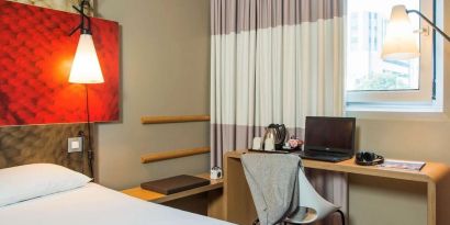 Day use room's work desk at ibis Leicester City.