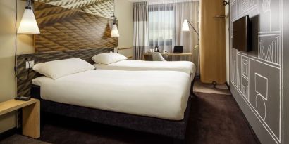 Day use room with work desk, TV screen and private bathroom at ibis Leicester City.