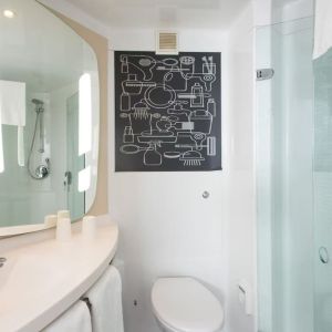 Guest bathroom with shower and free toiletries at ibis Leicester City.