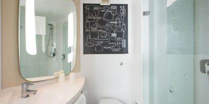 Guest bathroom with shower and free toiletries at ibis Leicester City.