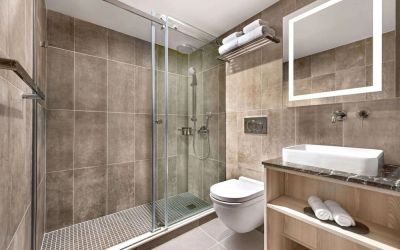 Guest bathroom with shower at Wingate By Wyndham New York Midtown South/5th Ave.
