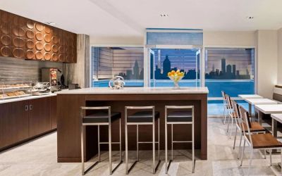 Dining area at Wingate By Wyndham New York Midtown South/5th Ave.