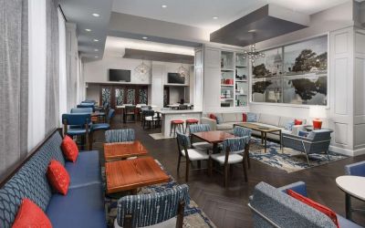 Lobby and coworking lounge at Hampton Inn Washington DC / White House.