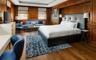 Day room with sofa and work desk at Hampton Inn Washington DC / White House.