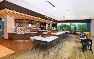 Dining area perfect for coworking at Courtyard By Marriott Redwood City.