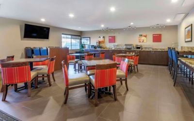 Dining area at Comfort Suites Phoenix Airport.