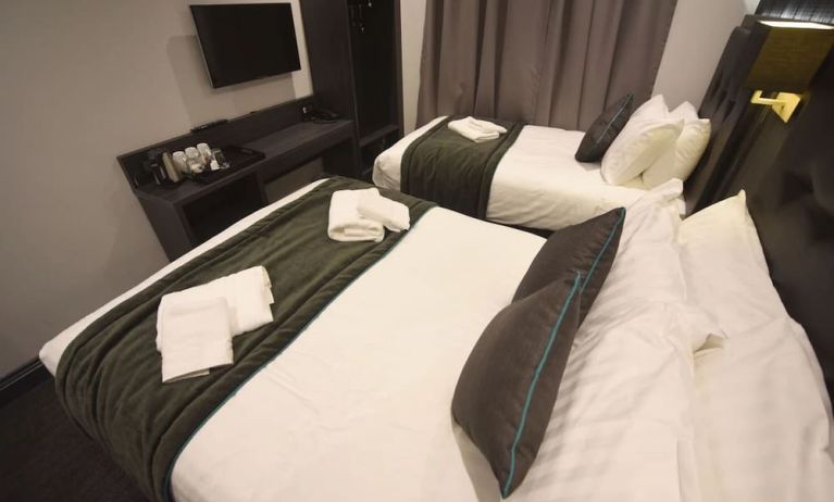 Day use twin room with TV screen and work desk at The Pack And Carriage London Hotel.
