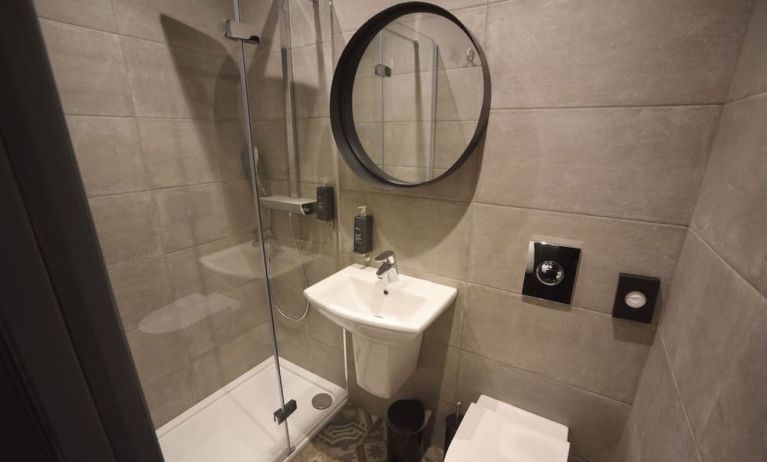 Guest bathroom with shower at The Pack And Carriage London Hotel.