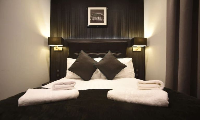 King bed at The Pack And Carriage London Hotel.