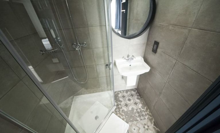 Private bathroom at The Pack And Carriage London Hotel.