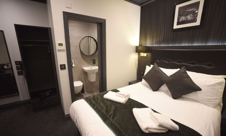 Standard day use room with private bathroom at The Pack And Carriage London Hotel.