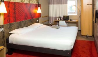 Standard day use room with work desk at ibis Sheffield City.