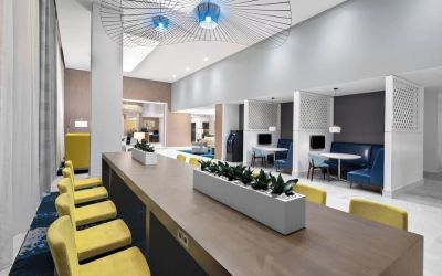 Media pods and lounge area at Courtyard Delray Beach.
