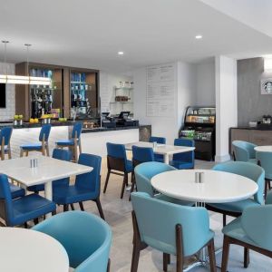 Dining area perfect for coworking at Courtyard Delray Beach.
