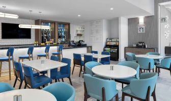 Dining area perfect for coworking at Courtyard Delray Beach.
